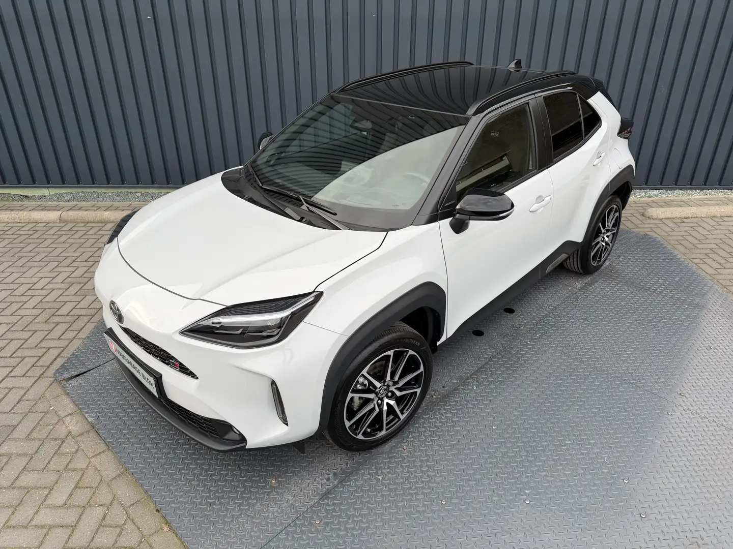 Toyota Yaris Cross 1.5 Hybrid 130 GR Sport | Pano dak | 7.500 km | JB Grau - 2