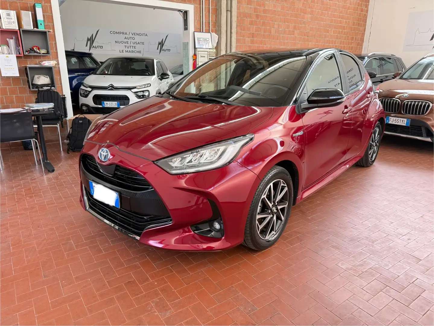 Toyota Yaris 1.5h Style unico proprietario km certificati - 1
