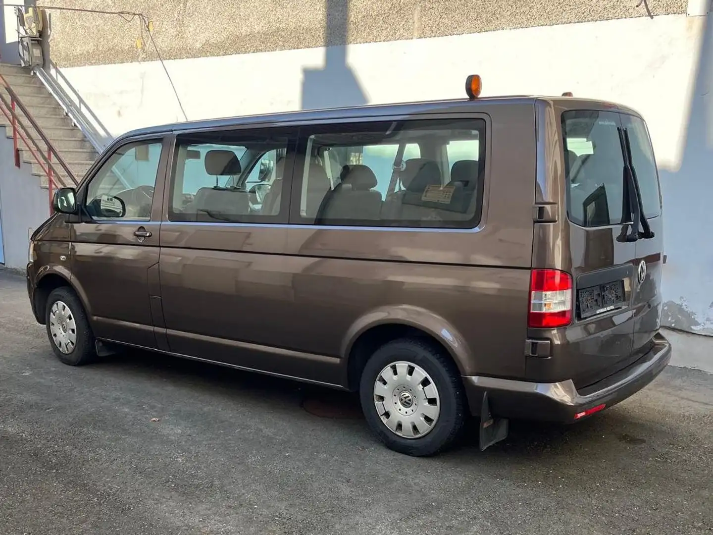 Volkswagen T5 Caravelle Caravelle Comfortline 2,0 BMT TDI D-PF Comfortline Marrón - 2