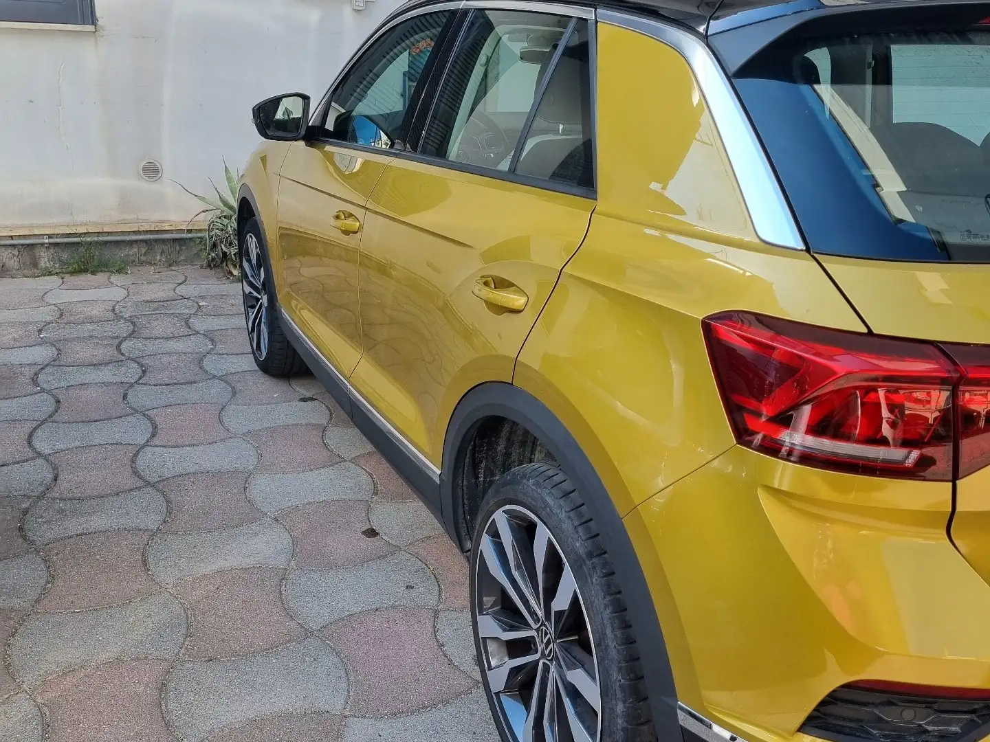 Volkswagen T-Roc 1.5 tsi Sport Золотий - 2