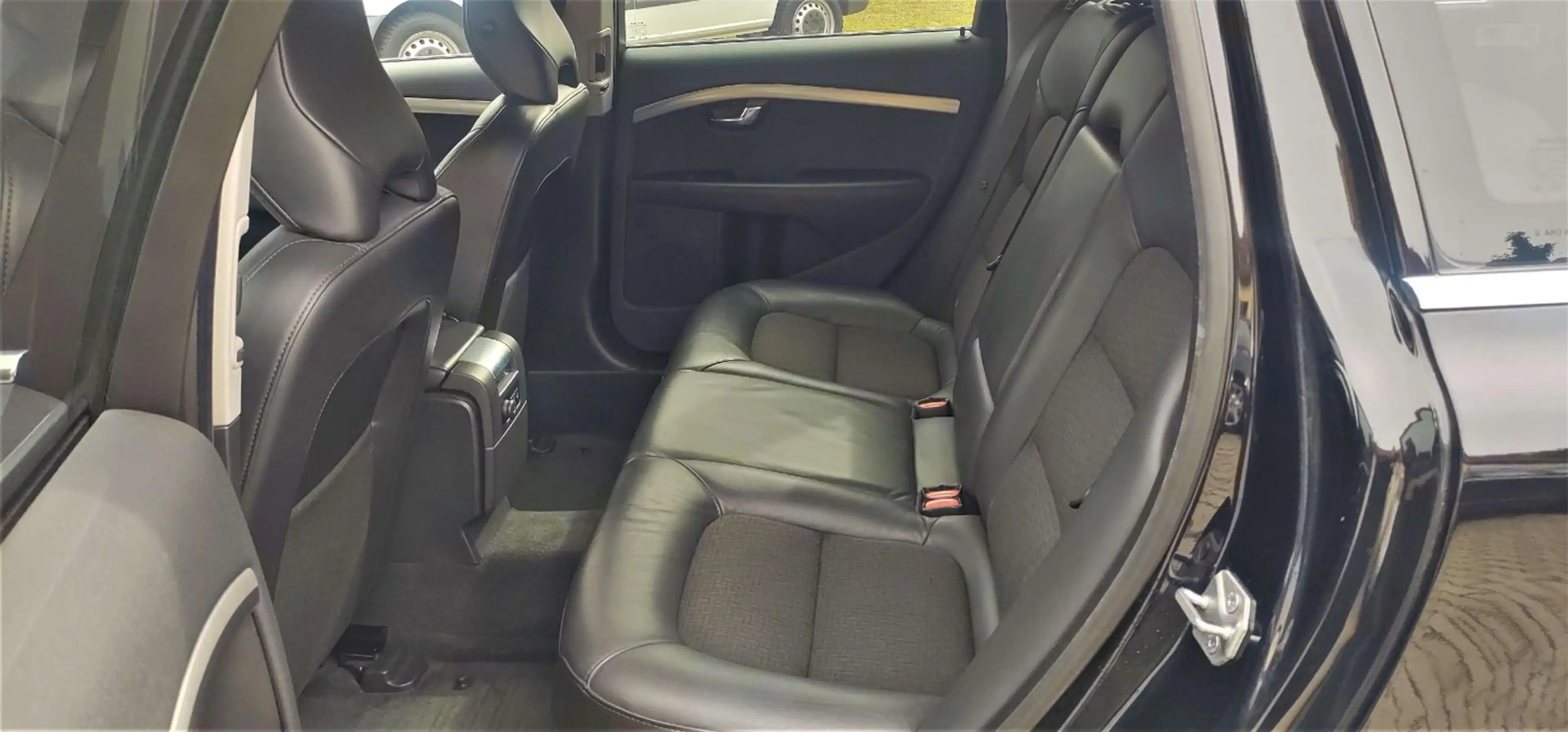 Volvo V70 D2 Automatik  Standheizung AHK  Zahnriemen n — photo 13