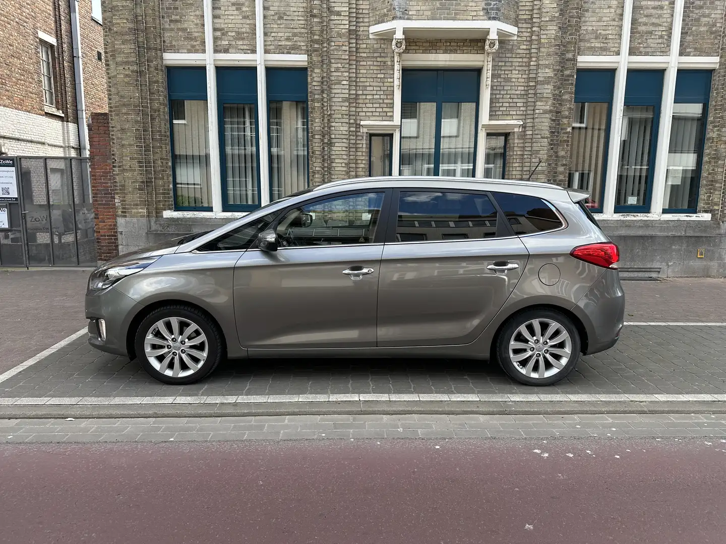 Kia Carens 1.6 GDI Attract Gris - 2