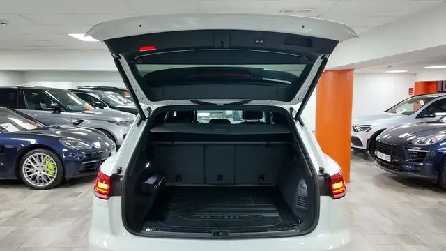 Volkswagen Touareg view 13