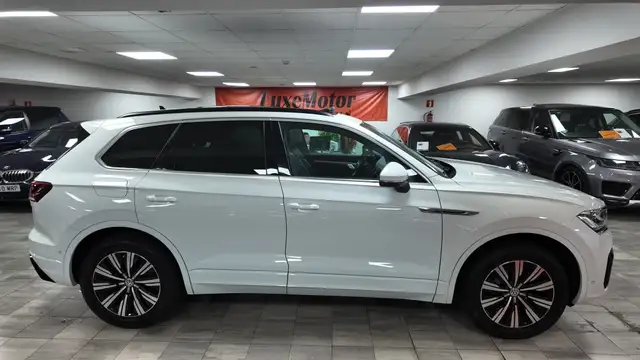 Volkswagen Touareg view 6