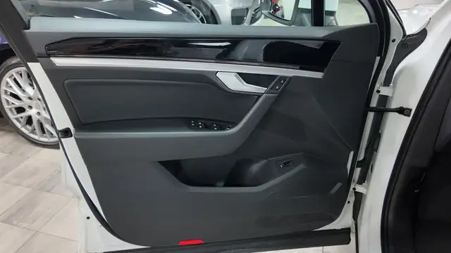 Volkswagen Touareg view 14