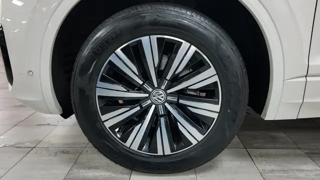 Volkswagen Touareg view 8