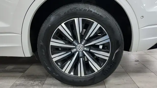 Volkswagen Touareg view 9