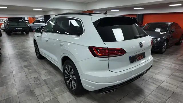 Volkswagen Touareg view 4
