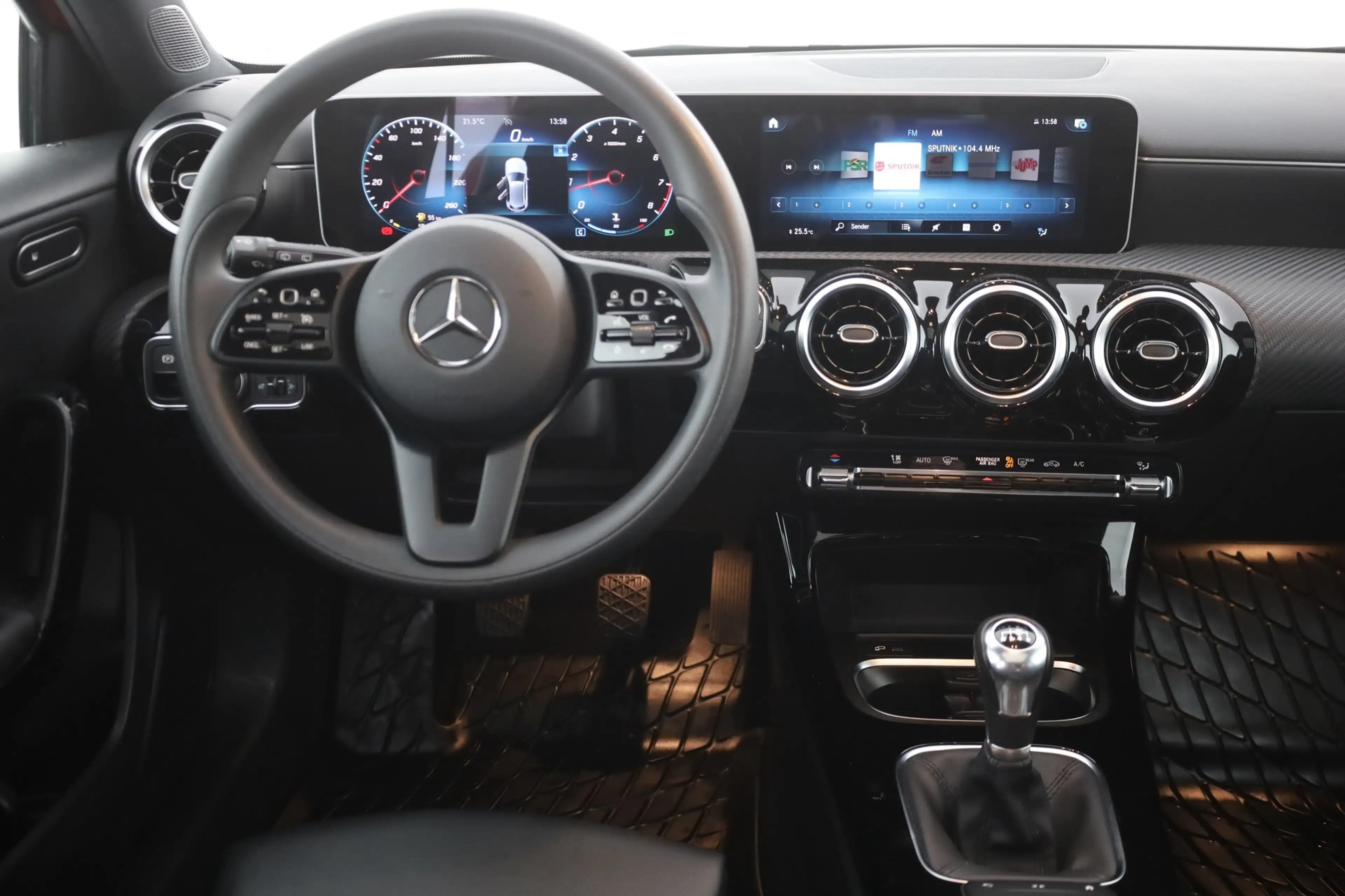 Mercedes-Benz A 200 A200 Progressive Navi Panorama Android Apple PDC — photo 11