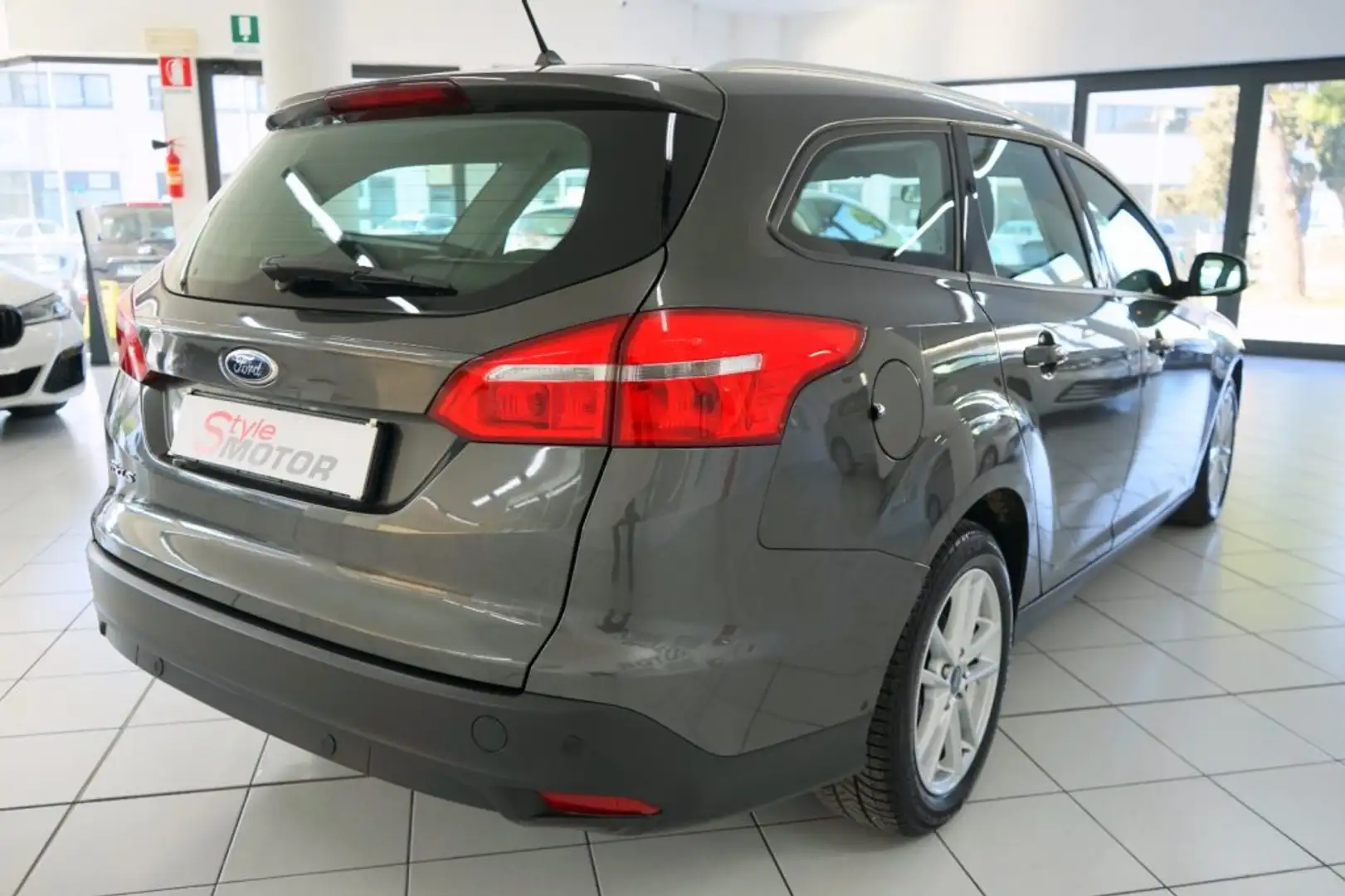 Ford Focus 1.5 TDCi 120 CV Start&Stop SW Business Szary - 2
