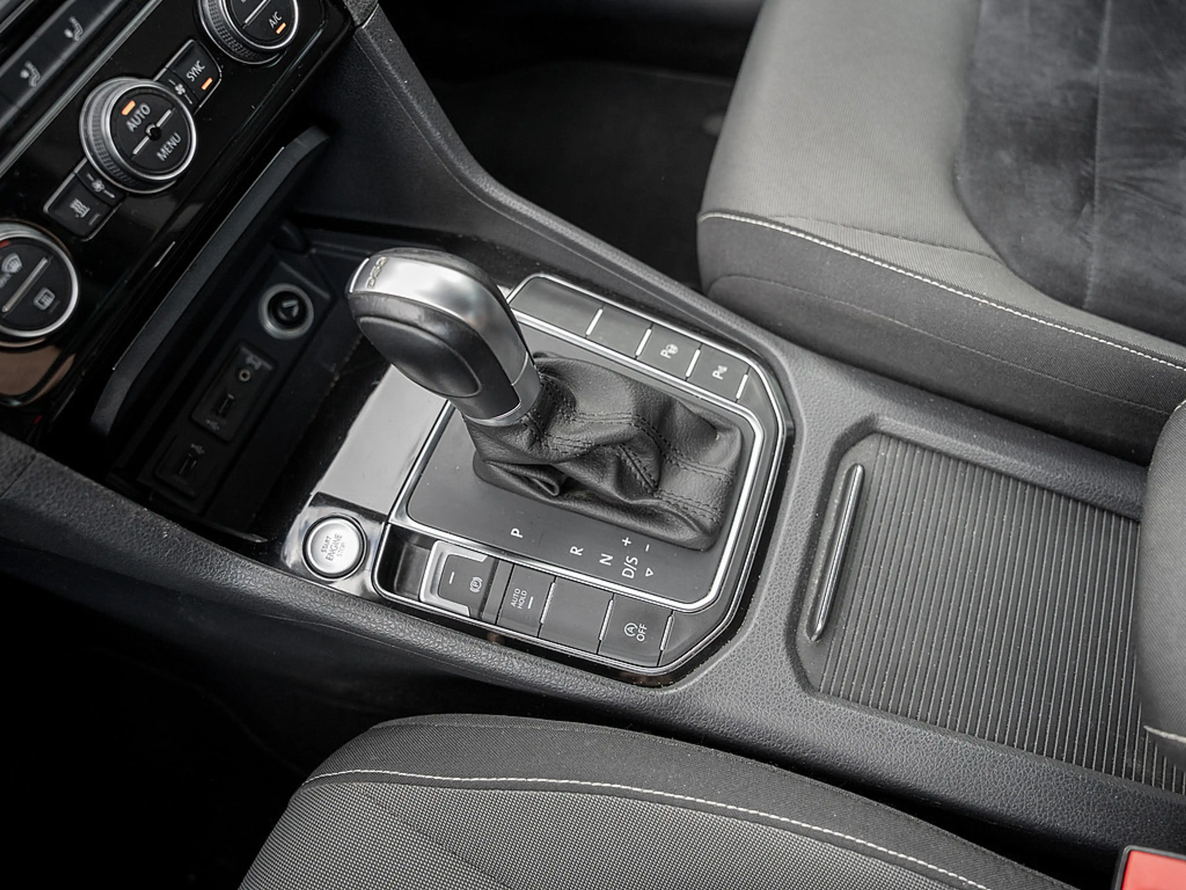 Volkswagen Golf Sportsvan 1.4 TSI Highline AHK KAM XENON — photo 10