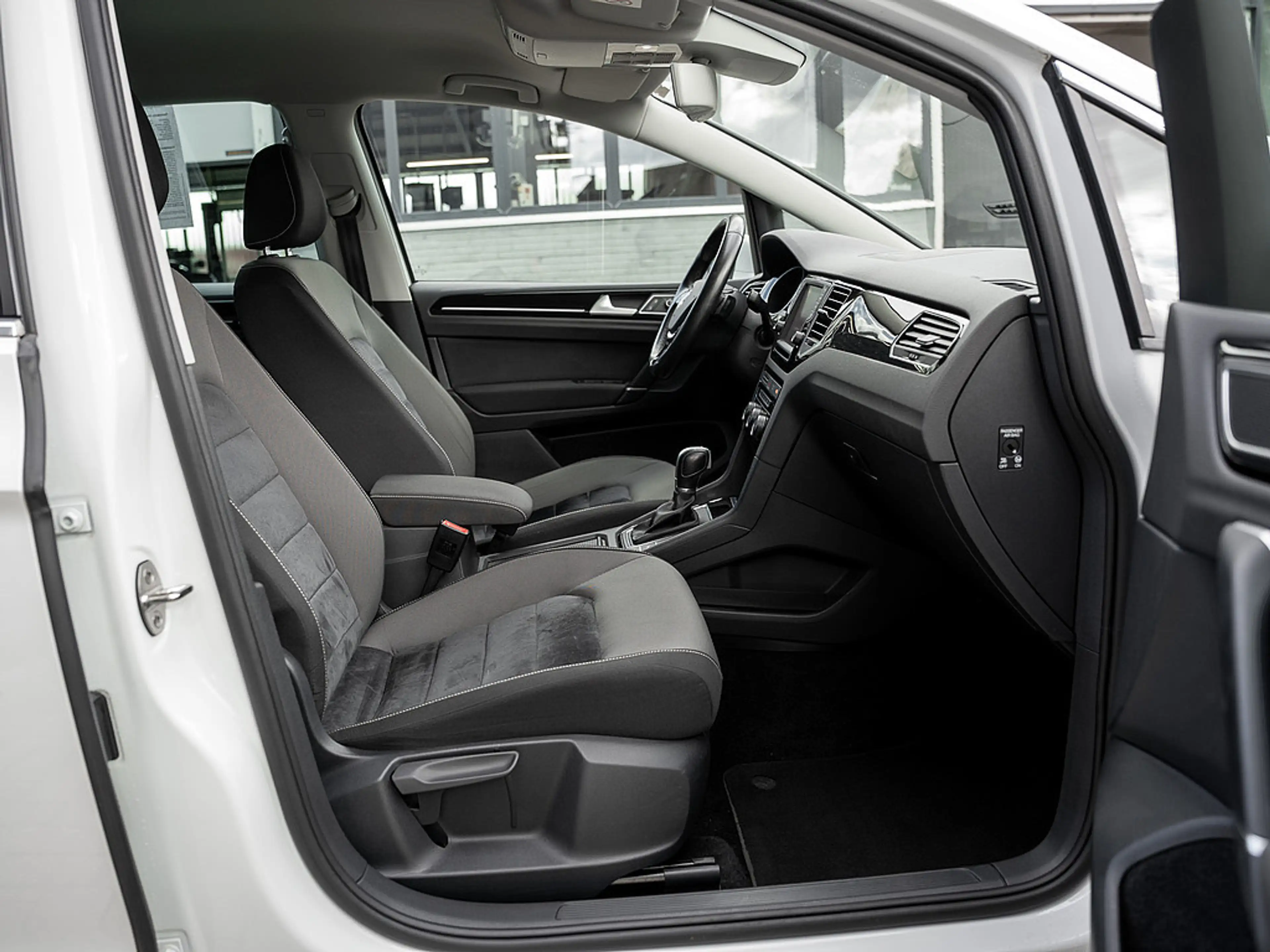Volkswagen Golf Sportsvan 1.4 TSI Highline AHK KAM XENON — photo 3