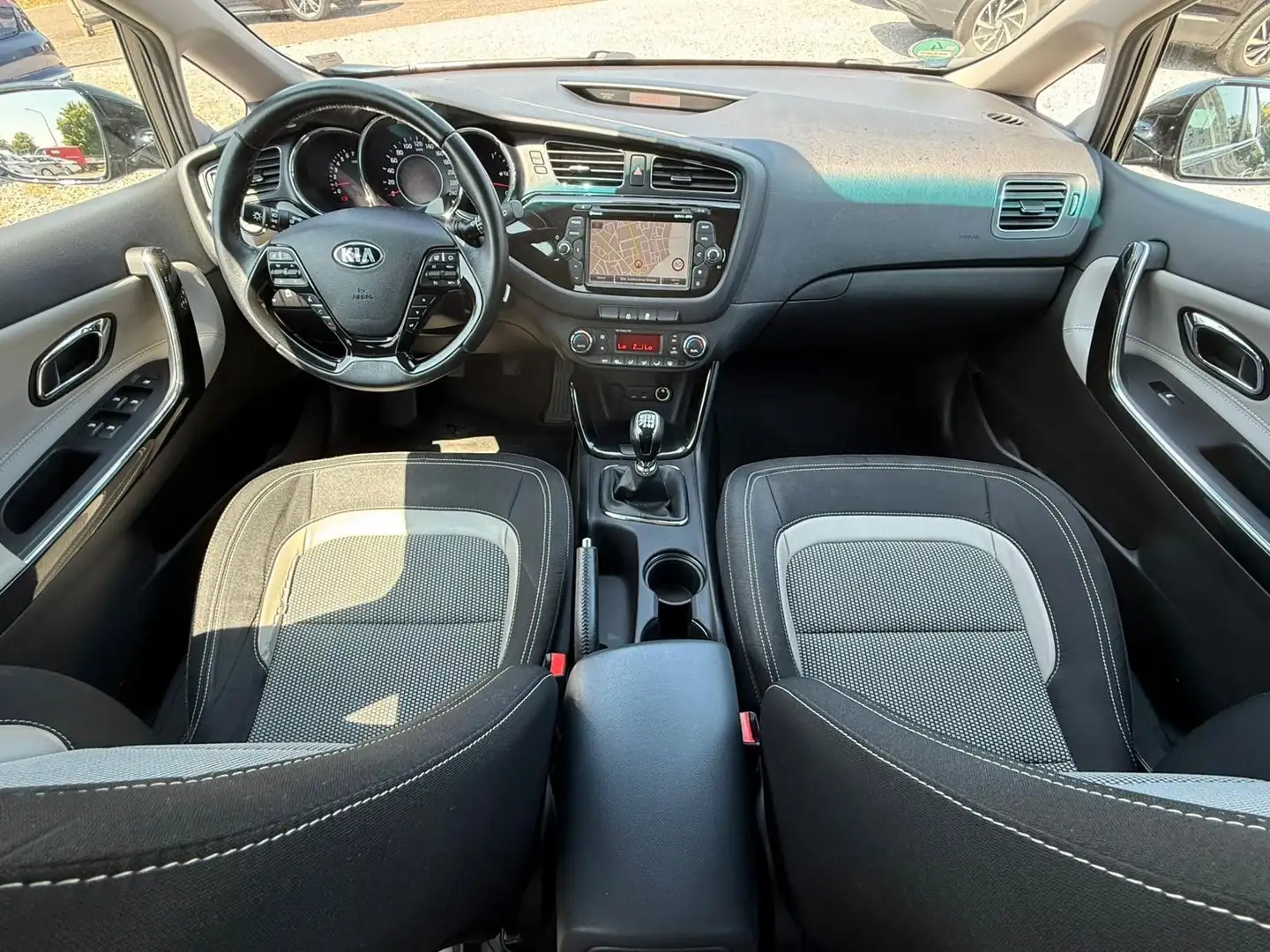 Kia Ceed SW / cee'd SW 1.6i NAVI+KAMERA+TEMPOMAT+MLF Schwarz - 2
