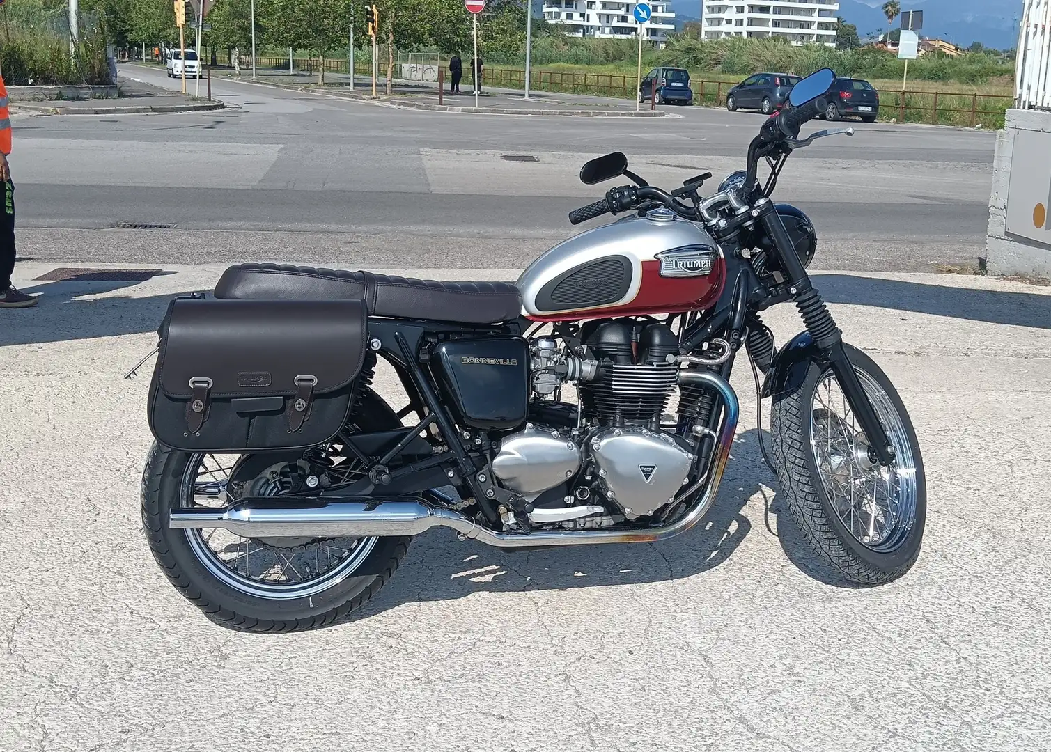 Triumph Bonneville T100 crna - 2