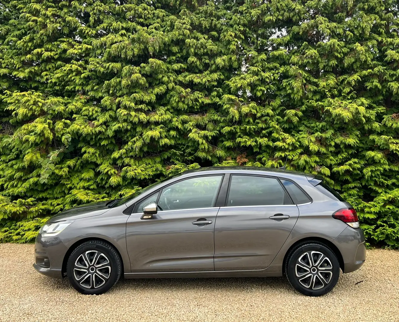 Citroen C4 EURO-6 1.2i Essence 110cv Premier Propriétaire Gris - 2
