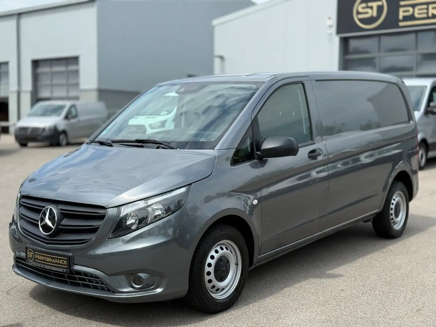 Mercedes-Benz Vito 116 CDI Kompakt AUTO KLIMA NAVI SHZ ACC KAM Grau - 1