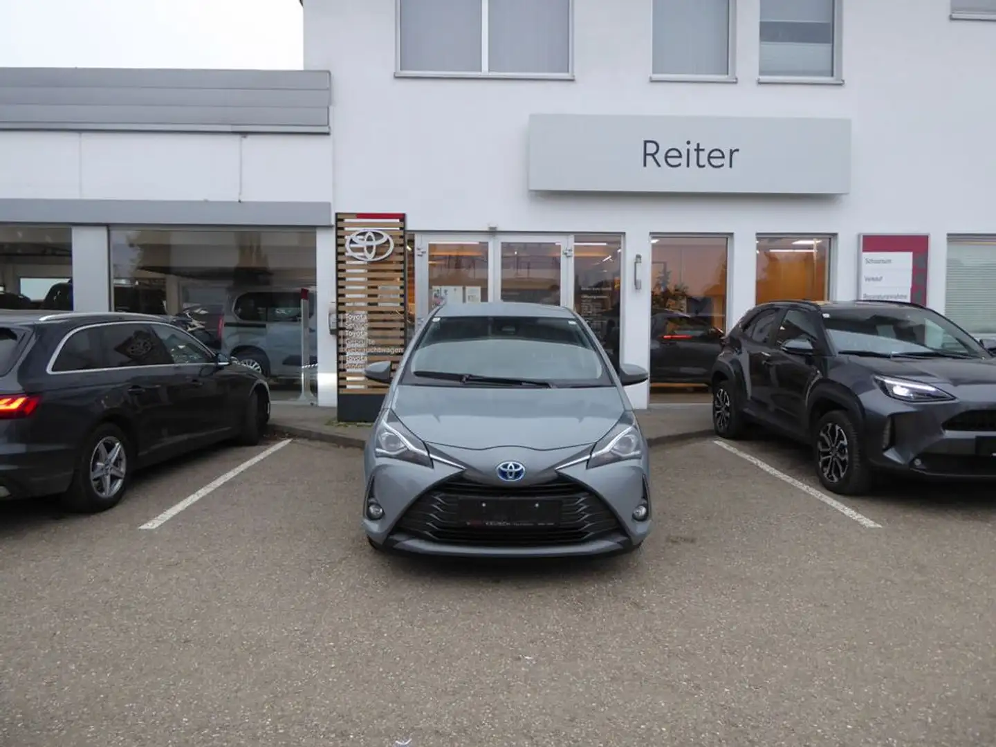 Toyota Yaris 1,5 VVT-i Hybrid Active Grau - 1