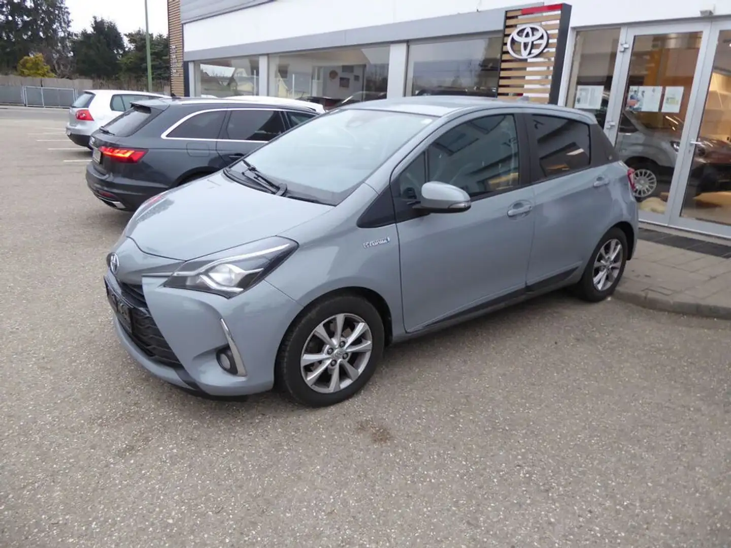 Toyota Yaris 1,5 VVT-i Hybrid Active Grau - 2