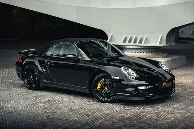 Porsche 911 view 4