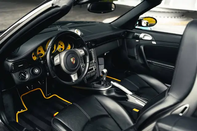 Porsche 911 view 8