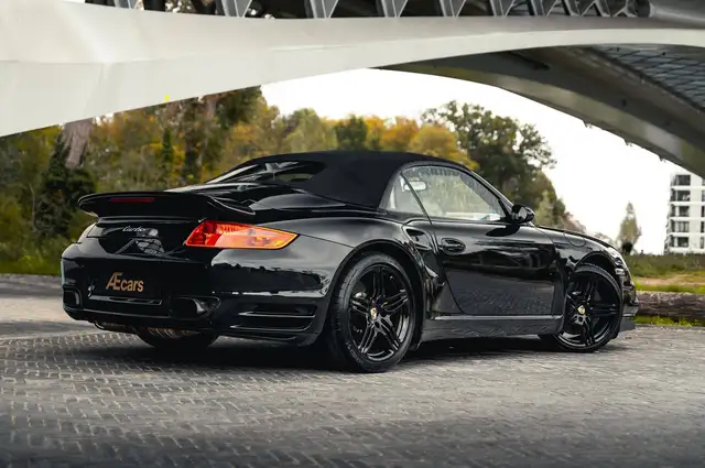 Porsche 911 view 3