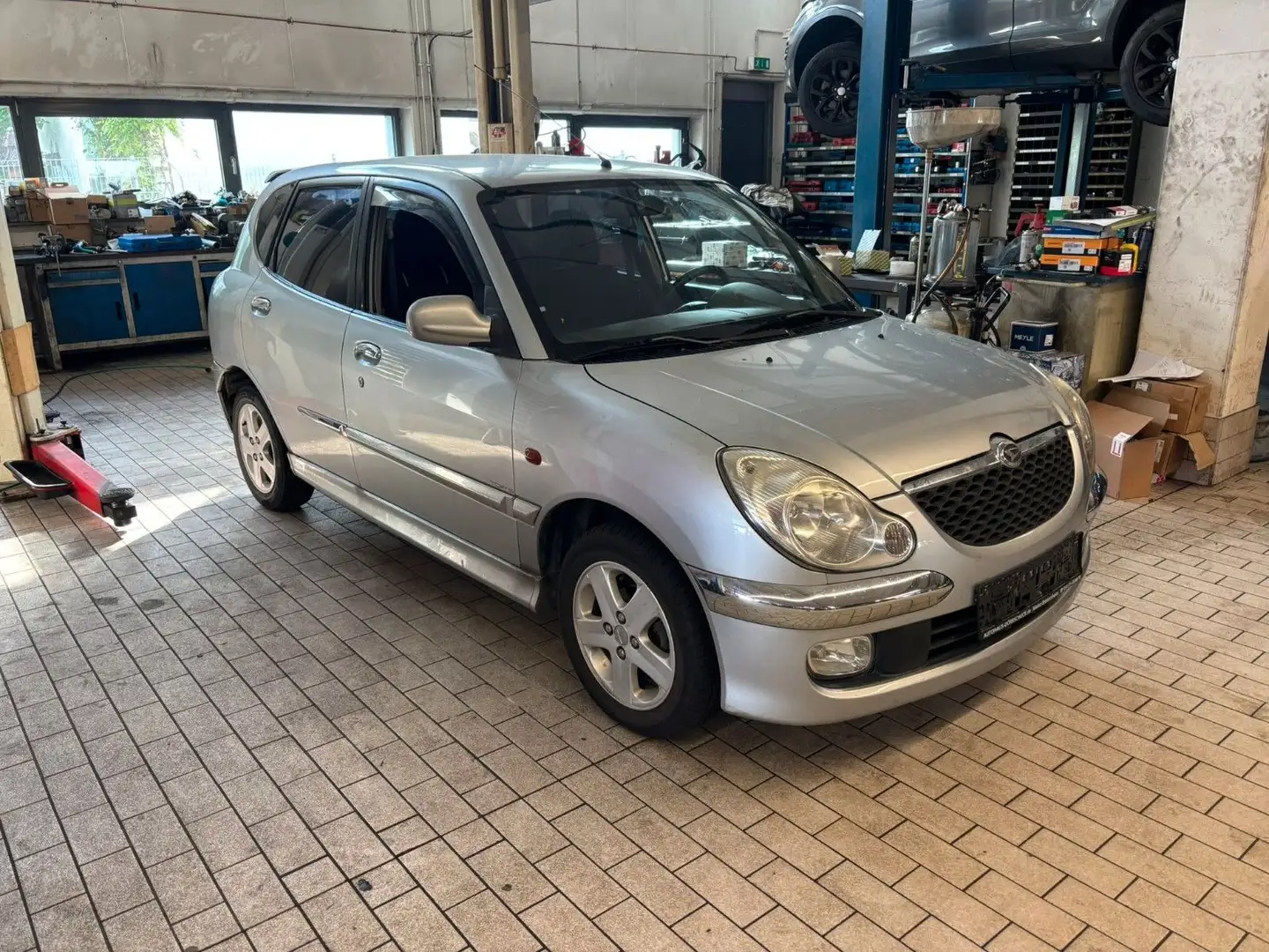 Daihatsu Sirion 1.0 Silber - 2