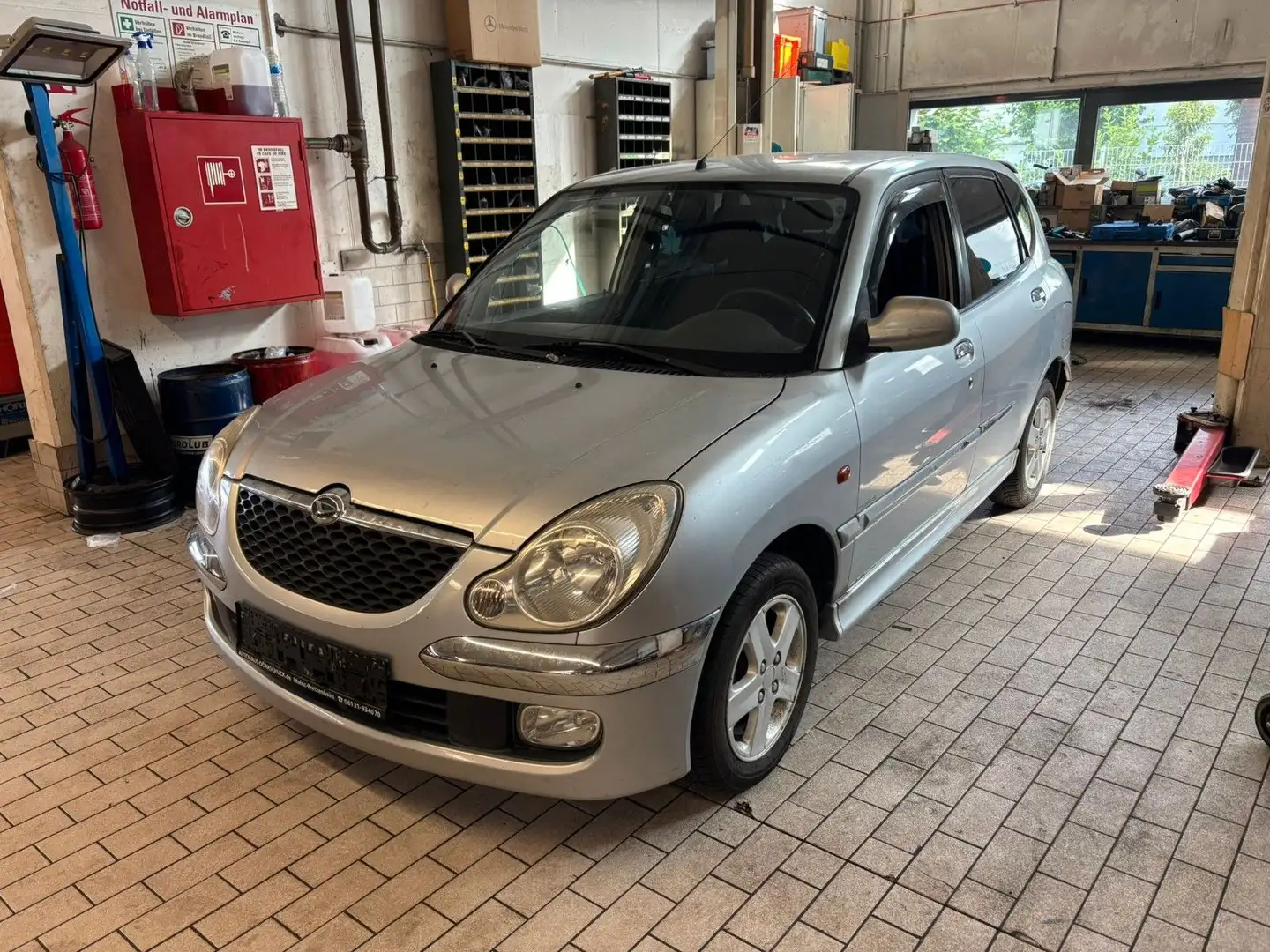 Daihatsu Sirion 1.0 Silber - 1
