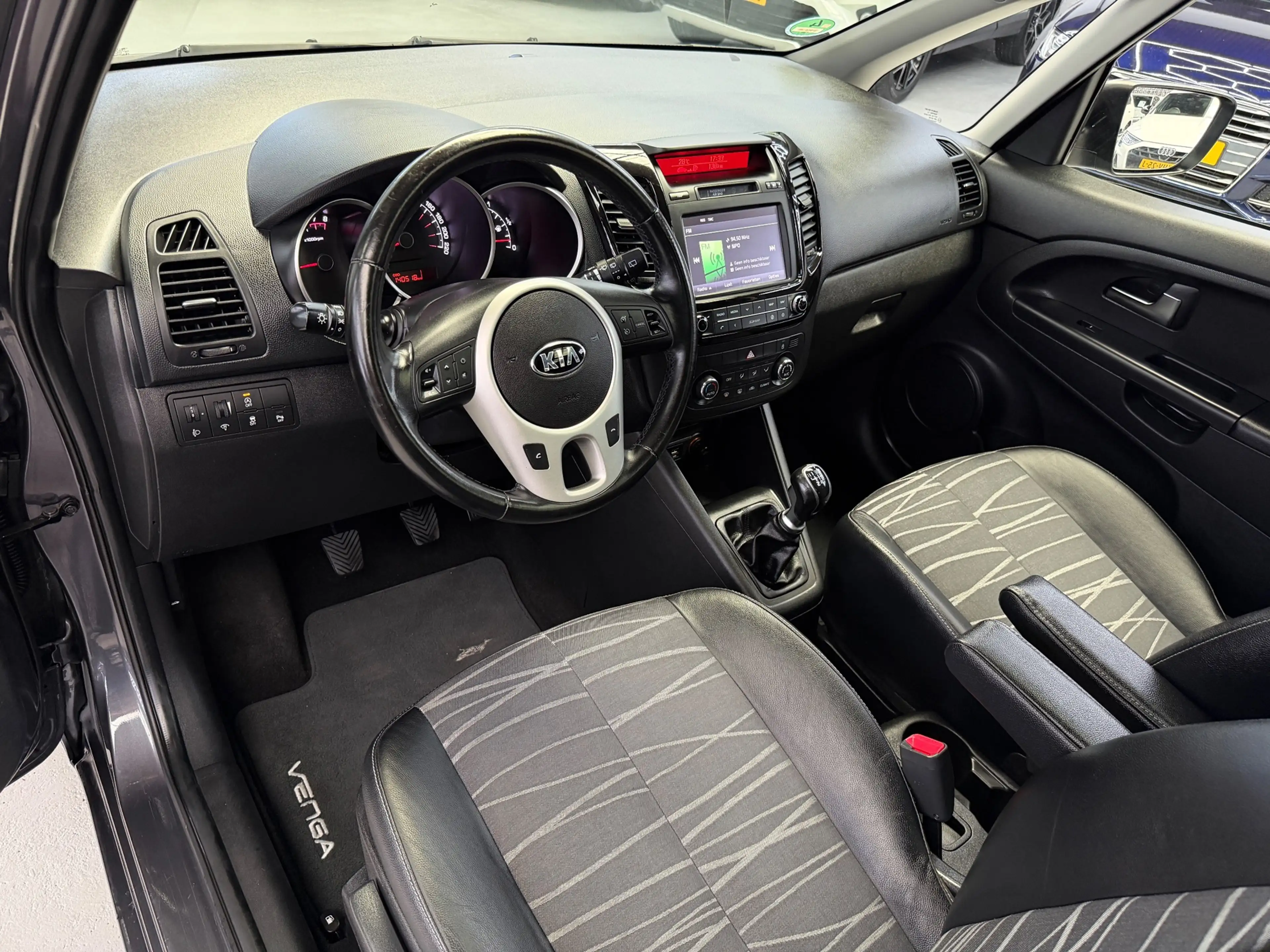 Kia Venga 1.4 CVVT ExecutiveLine Bluetooth Navi LED — photo 3