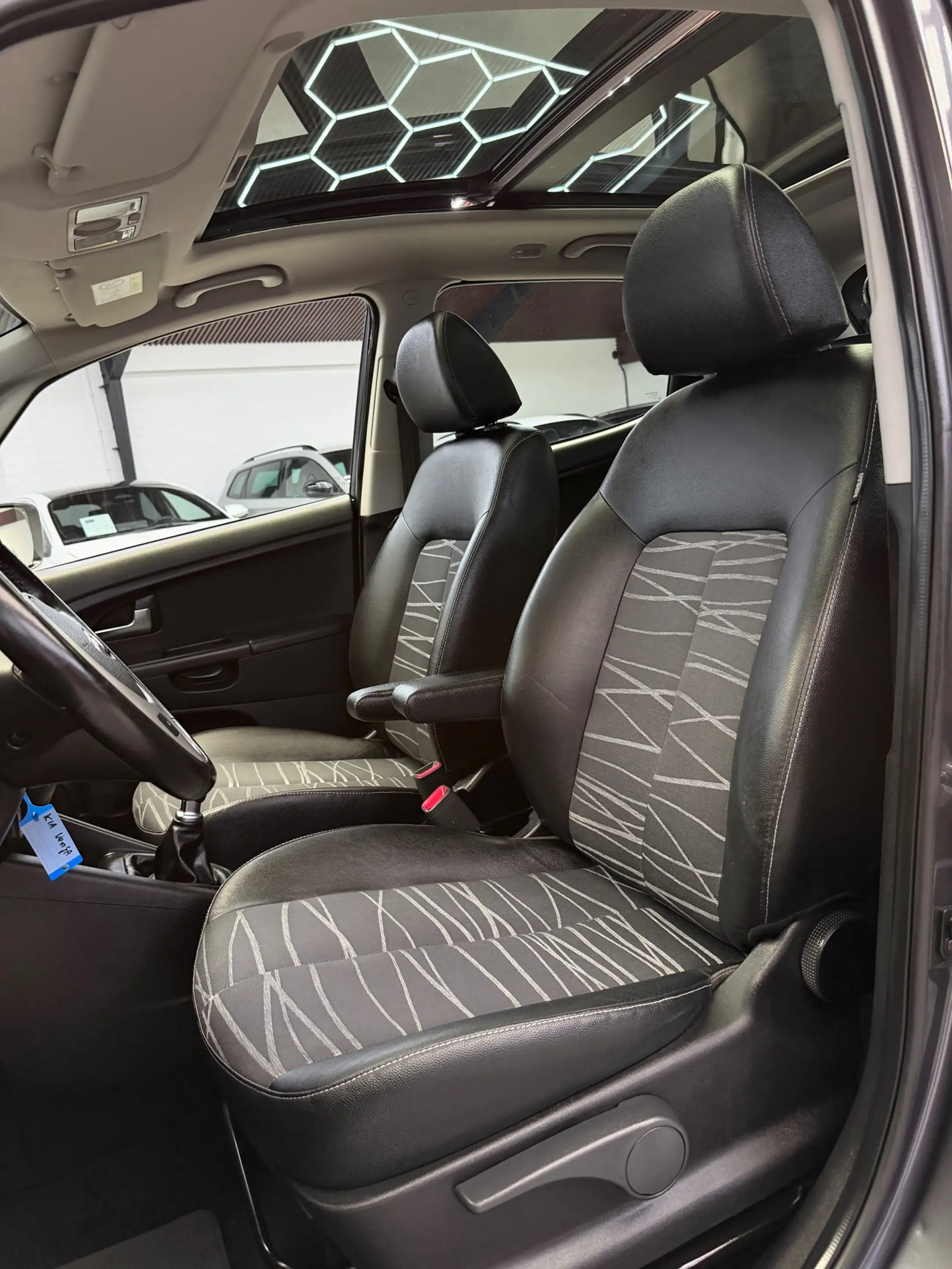 Kia Venga 1.4 CVVT ExecutiveLine Bluetooth Navi LED — photo 4