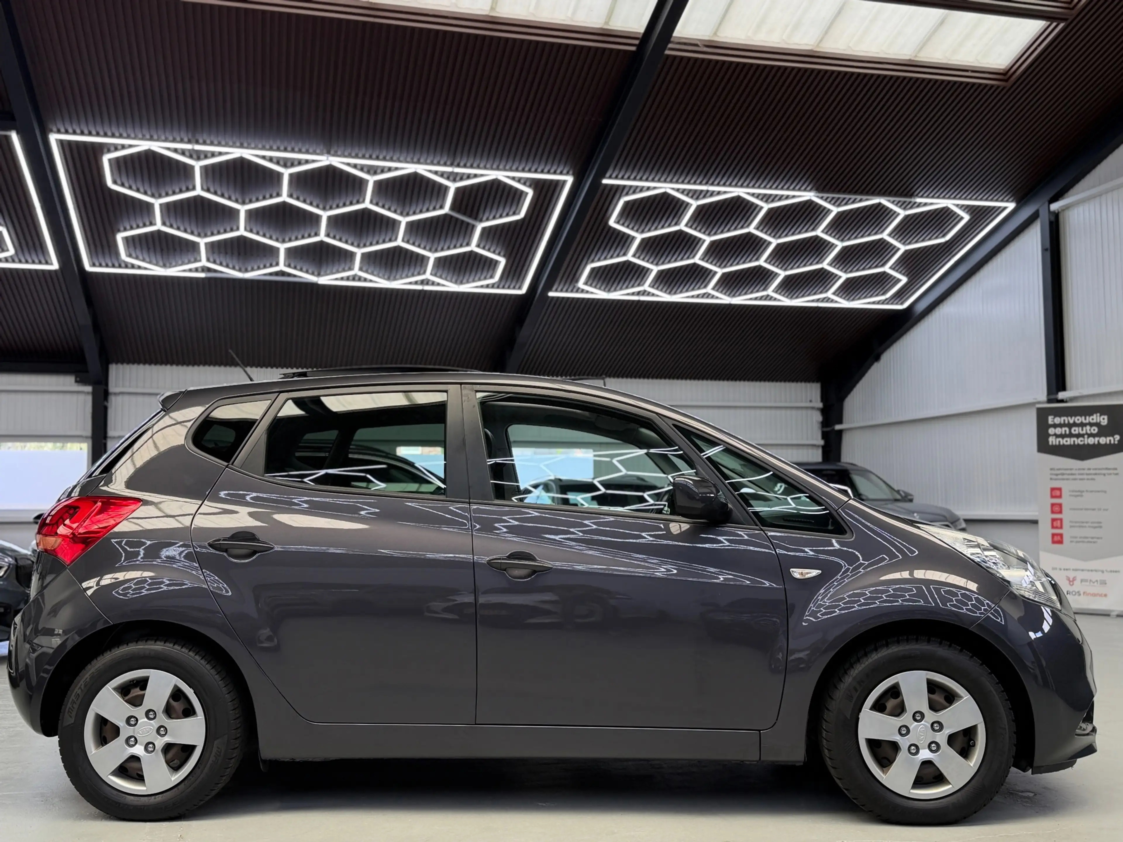 Kia Venga 1.4 CVVT ExecutiveLine Bluetooth Navi LED — photo 13