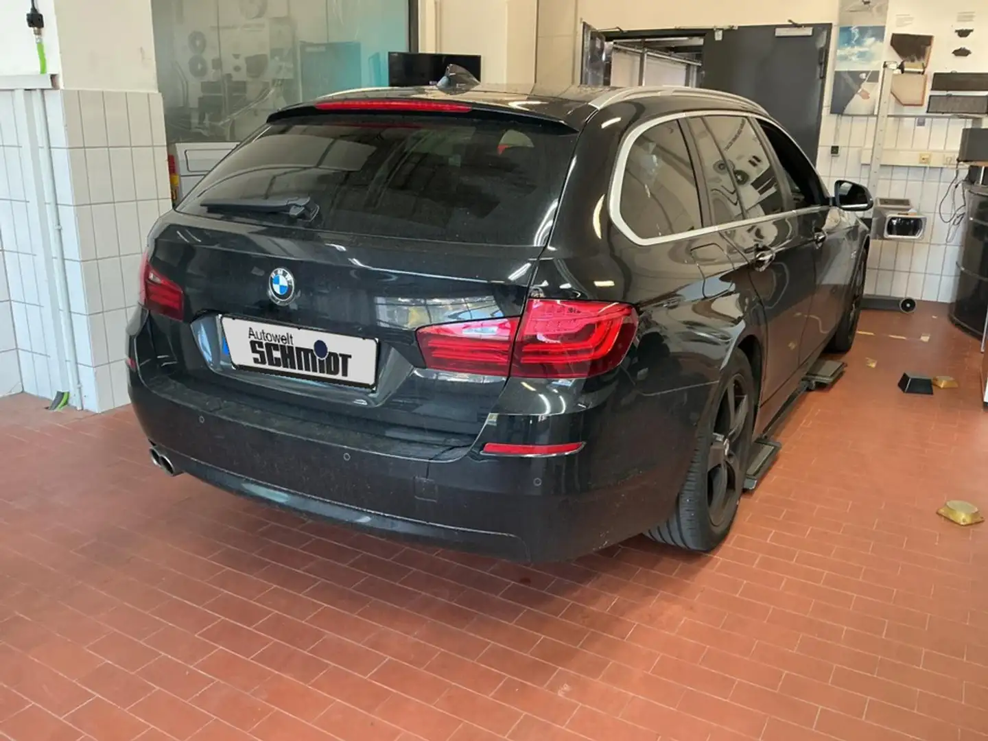 BMW 525 d xDrive Touring + 2.HAND + TÜV-bis-03.26 Schwarz - 2