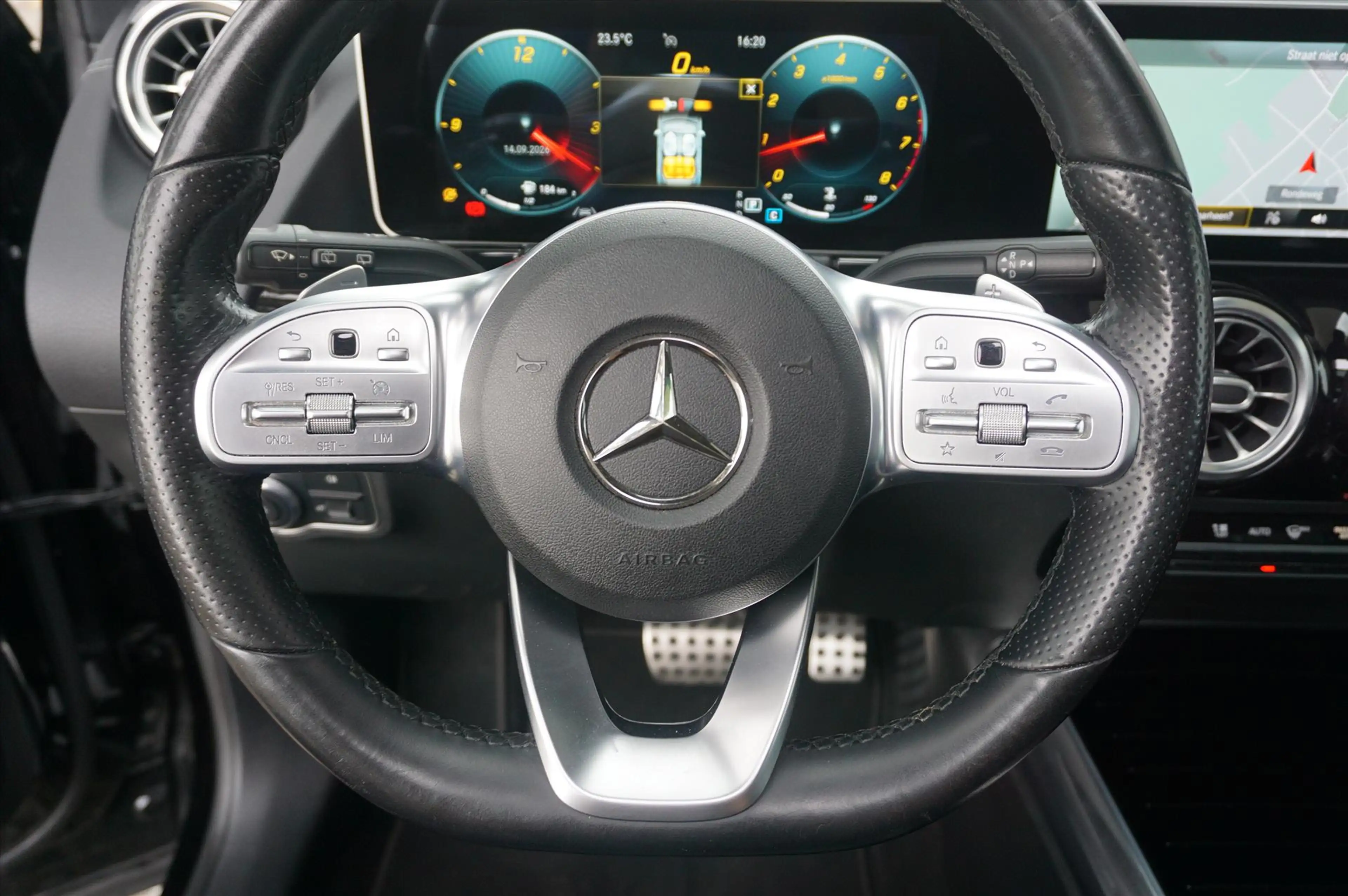 Mercedes-Benz GLA 250 4MATIC AMG Line / Panoramadak / Virtual Cockpit / — photo 11