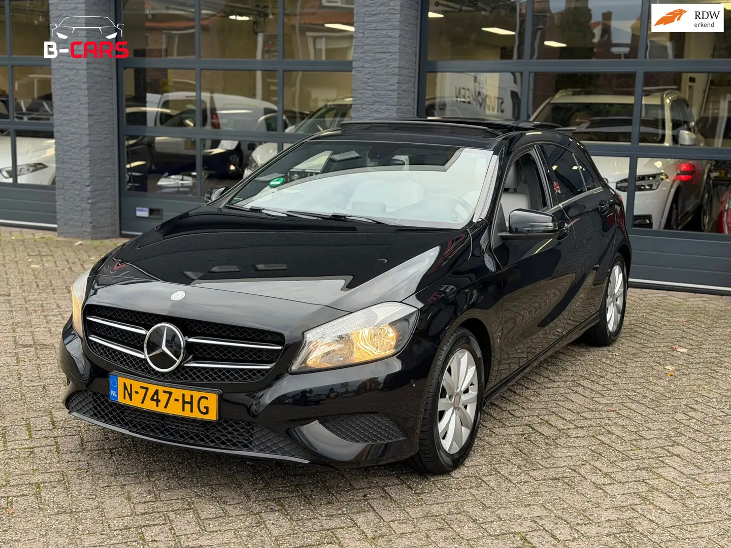 Mercedes-Benz A 180 Ambition Leer|Pano|Stoelvw|Navi|Automaat|Nap!! Zwart - 1