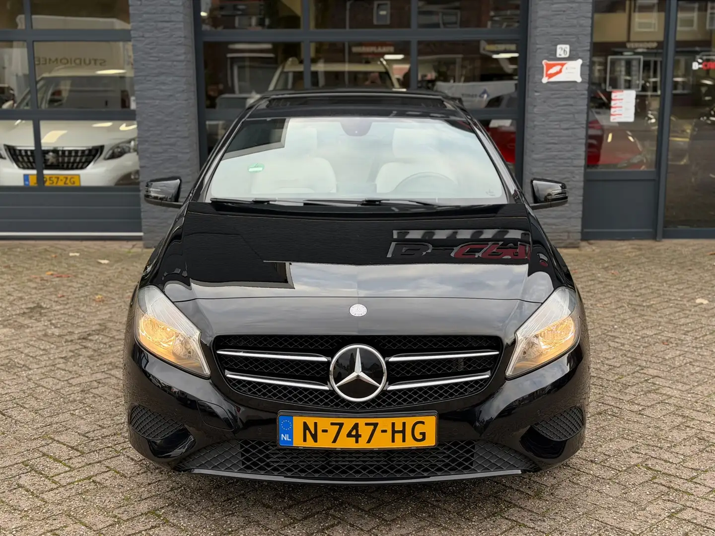 Mercedes-Benz A 180 Ambition Leer|Pano|Stoelvw|Navi|Automaat|Nap!! Zwart - 2