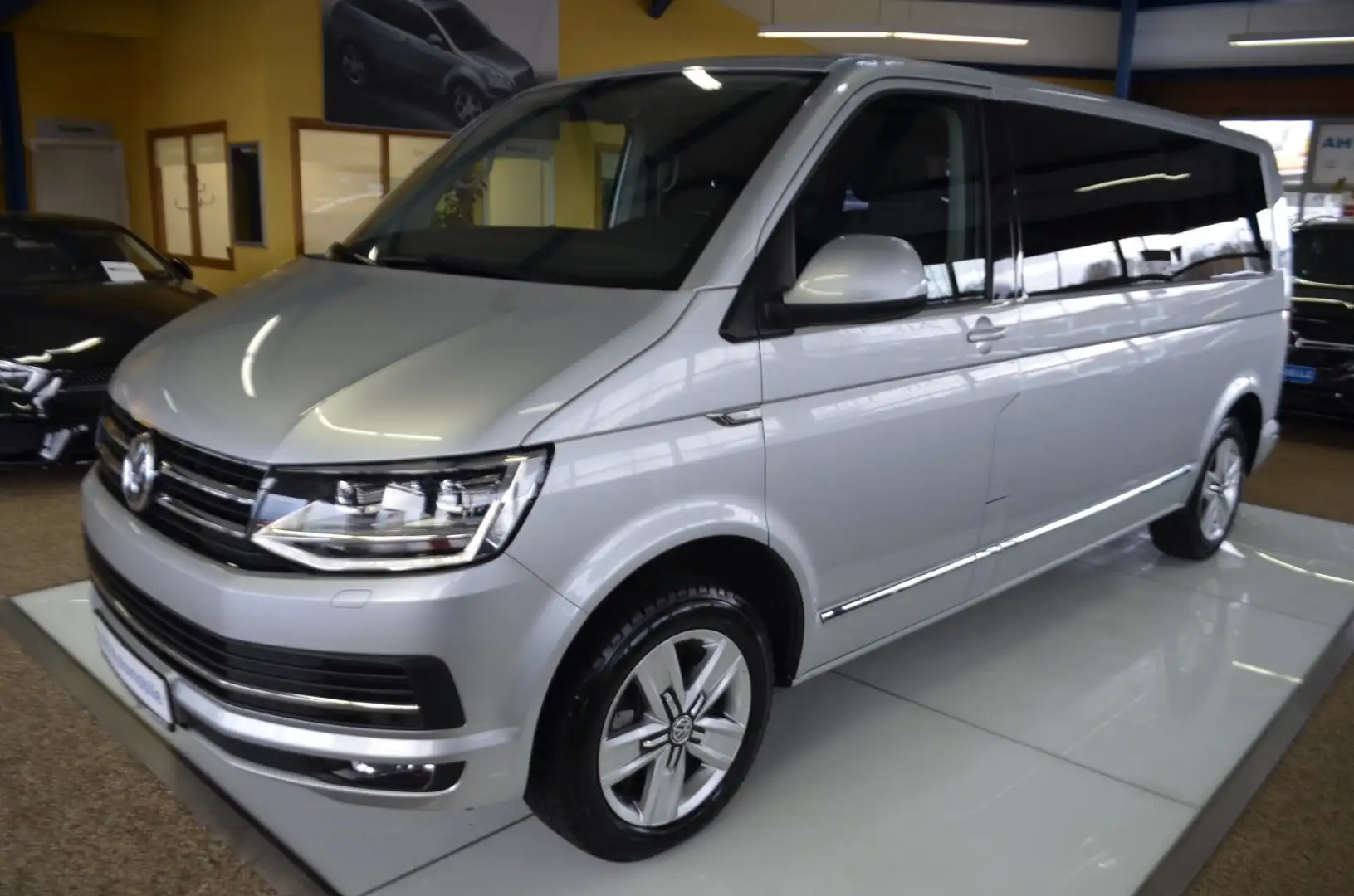 Volkswagen T6 Caravelle Transporter Lang AUTOMATIK / NAVI Plateado - 1