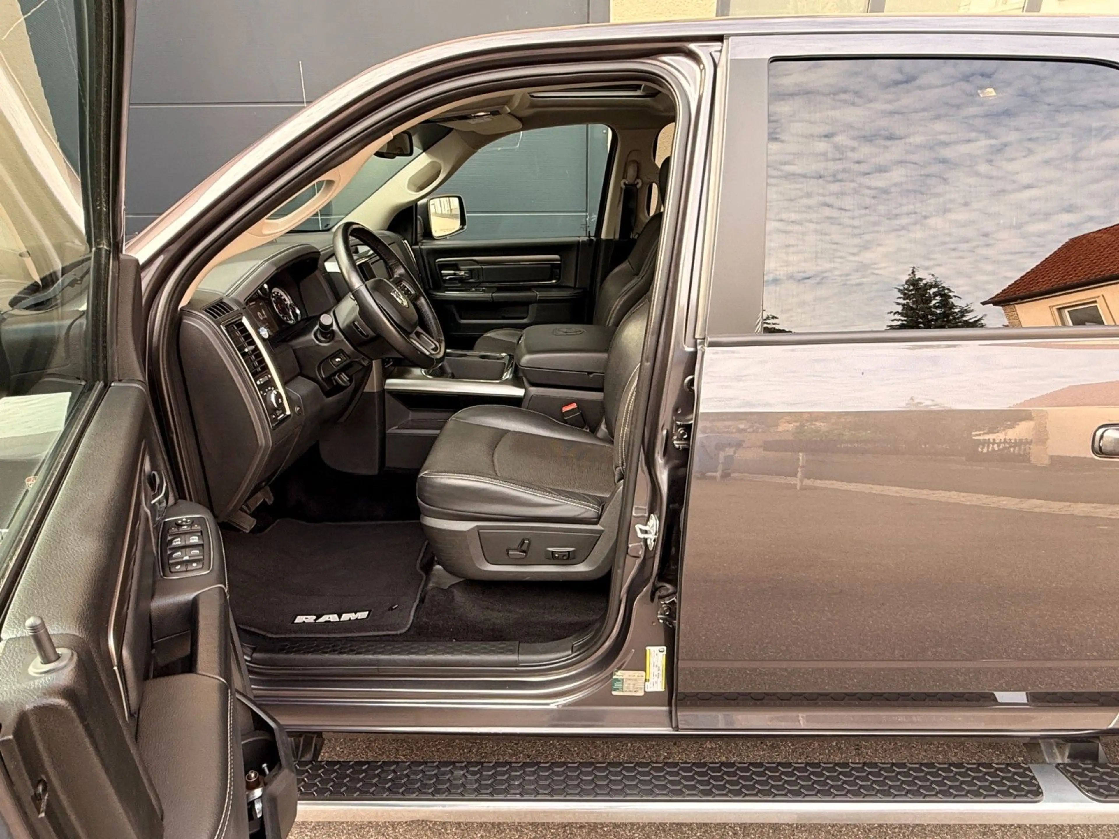 Dodge RAM 1500 Sport CrewCab / LPG-AutoGas & AT-Motor — photo 12