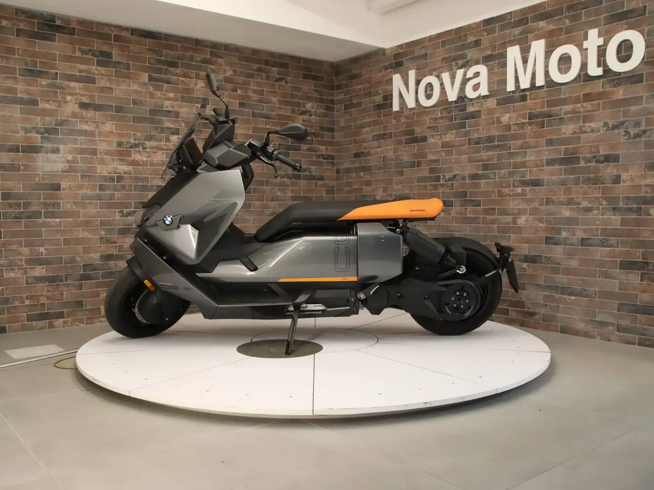 BMW CE 04