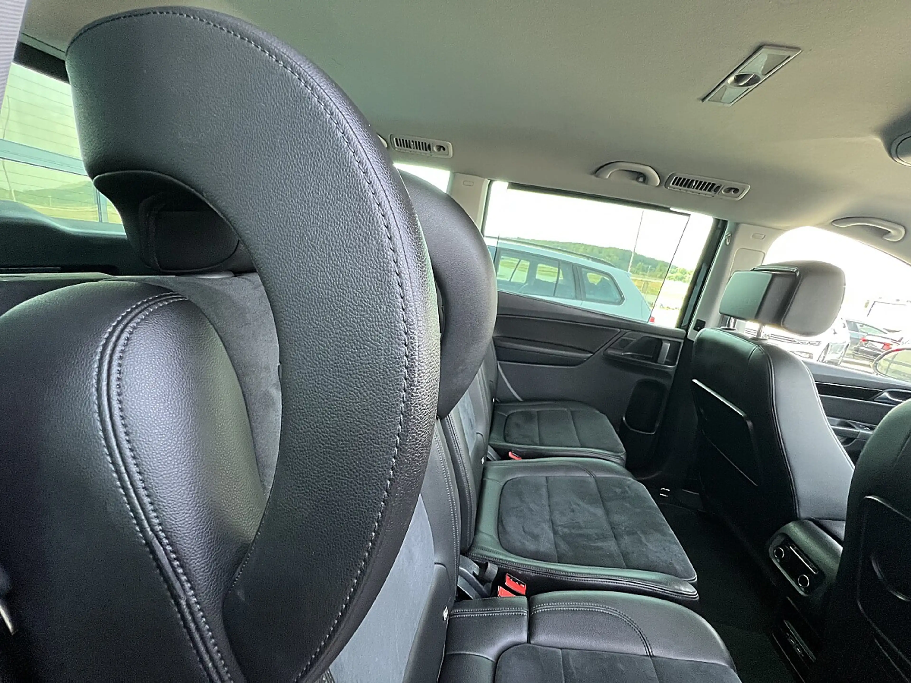 Volkswagen Sharan Business+ 2,0 TDI DSG 4Motion — photo 2