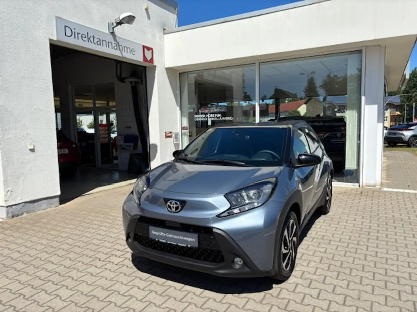 Toyota Aygo X X 1,0 Benzin 5-Gang 5.-Trg Air Teamplayer Ausstatt Grijs - 2