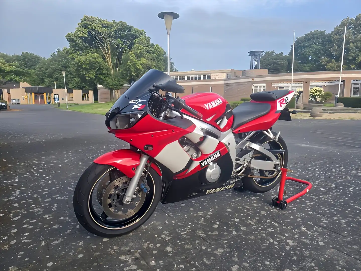Yamaha YZF-R6 Te koop: Yamaha YZF-R6 (Bouwjaar 2002) Червоний - 1