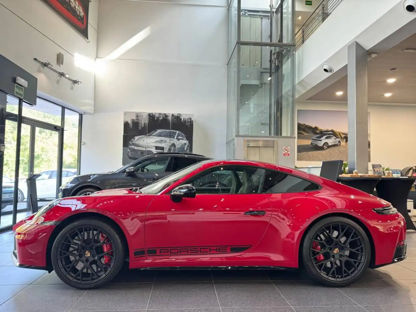 Porsche 992 Carrera 4 GTS Rood - 2