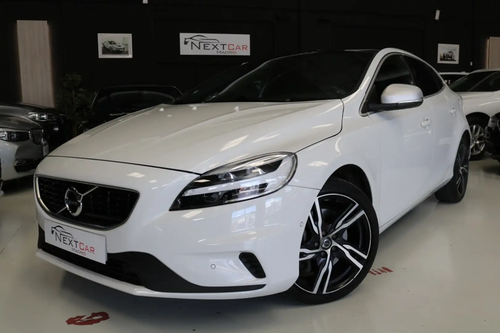Volvo V40 D3 R-Design Momentum 150 Weiß - 2