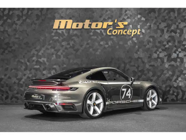 Porsche 911 view 3