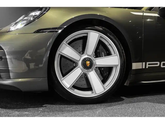 Porsche 911 view 8