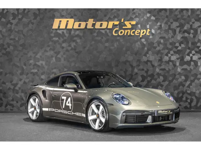 Porsche 911 view 6