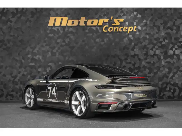 Porsche 911 view 7