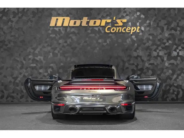 Porsche 911 view 5