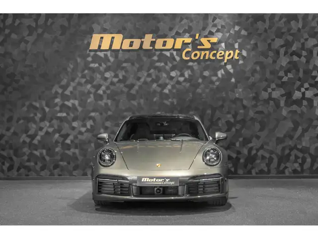 Porsche 911 view 4