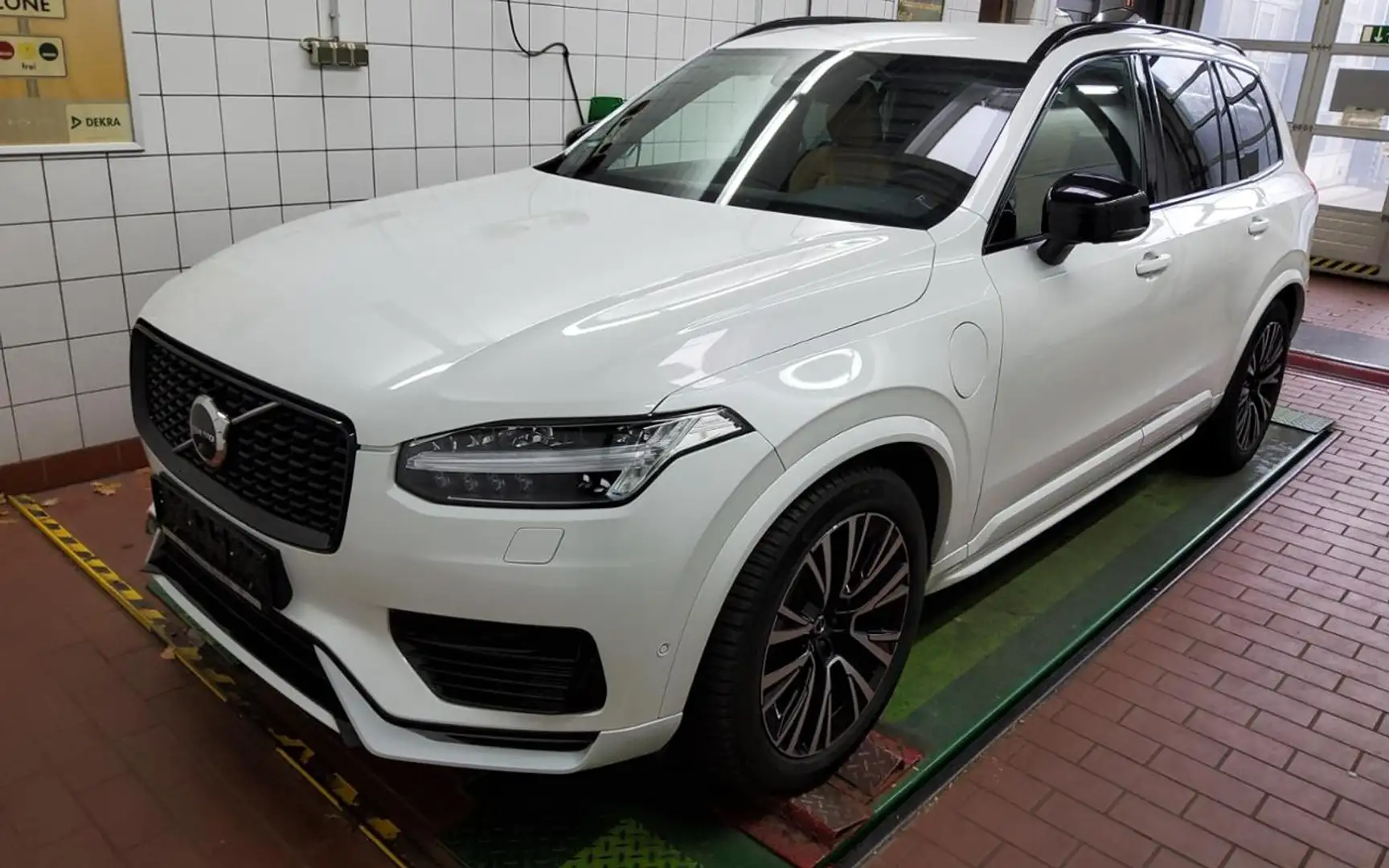 Volvo XC90 T8 PLUG-IN AWD PLUS DARK LICHTPAK+360°+LM20 Weiß - 2