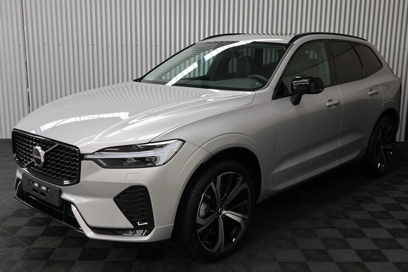 Volvo XC60 B4 Benzine Mild-Hybrid Plus Dark Trekhaak Pano ACC Silber - 1